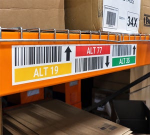 Full-color magneetband met letters, nummers en barcodes op een magazijnstelling
